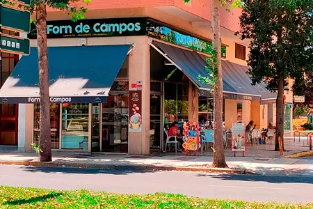Vista de la entrada y terraza de la Panadería, Pastelería y Cafetería de Forn de Campos en frente al Hospital Perpetuo Socorro y Materno Infantil de Badajoz