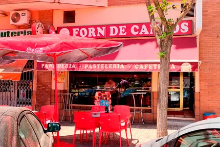 Vista de la entrada y terraza de la Pastelería, Panadería y Cafetería de Forn de Campos en Polígono Industrial El Nevero en Badajoz (antes del puente vías del tren)