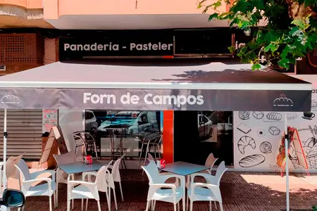 Vista de la entrada y terraza de la Cafetería, Pastelería y Panadería de Forn de Campos en el Barrio de San Roque de Badajoz